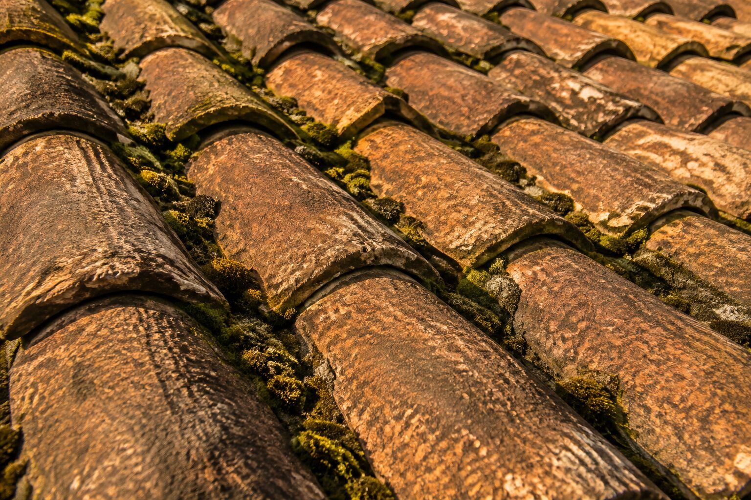 Close-up van een verweerd dakpannenpatroon van dichtbij