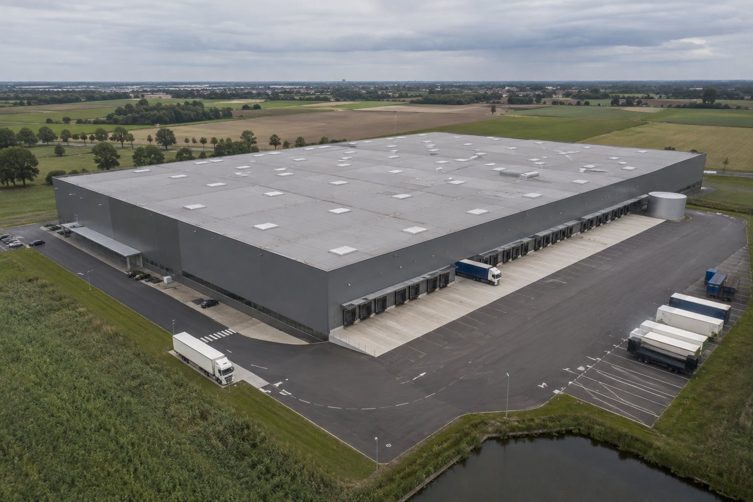 Voorbeeldvisualisatie van een luchtfoto van een distributiecentrum met laadperrons en vrachtwagens